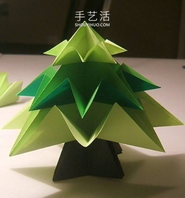 Detailed step-by-step diagram of how to fold a simple origami three-dimensional Christmas tree