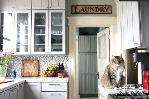 She decorated the entire apartment with furniture found at the flea market