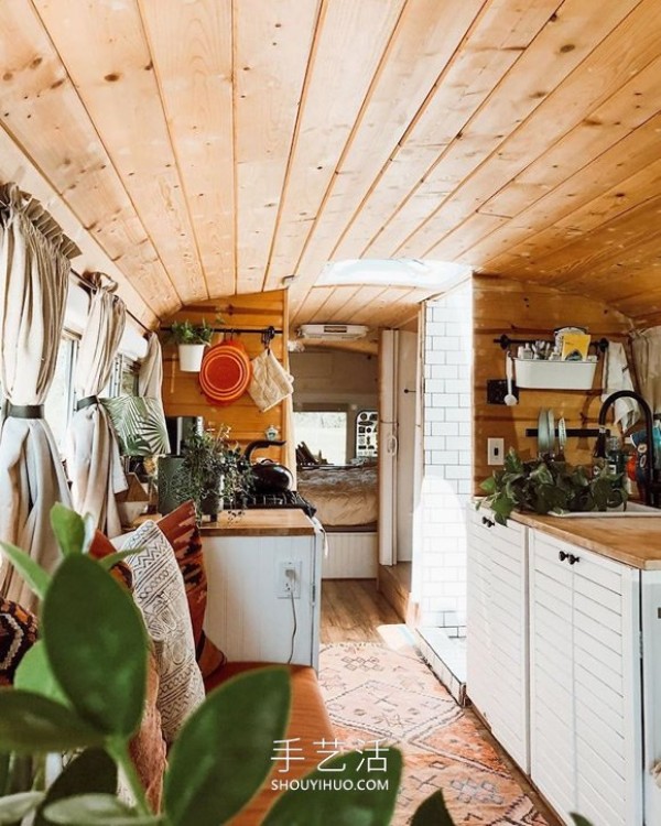 This couple transformed an ordinary school bus into a stylish tiny house