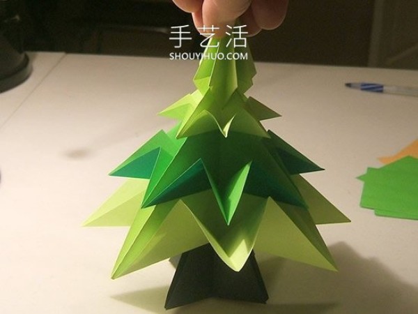 Detailed step-by-step diagram of how to fold a simple origami three-dimensional Christmas tree