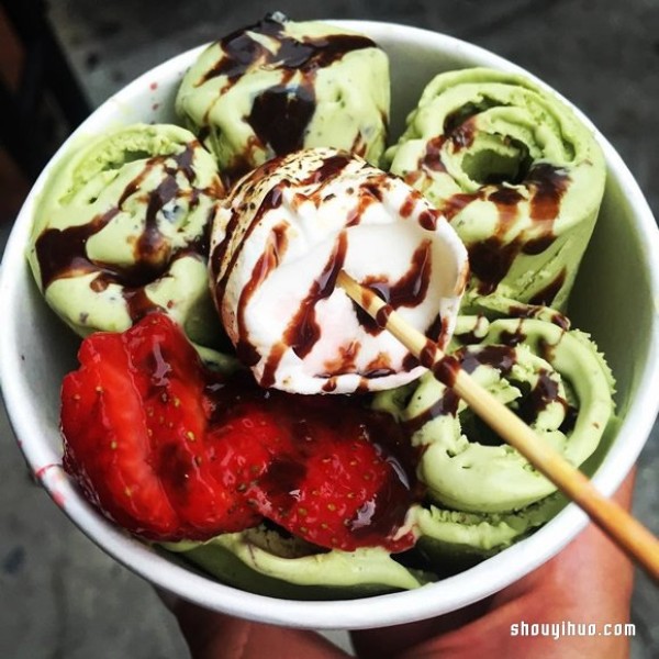 You can only get the rolled ice cream in New Yorks Chinatown after a long queue