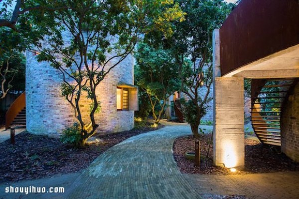 Cangxiong roof, Western-style cylindrical tower, Chinese and Western villa design