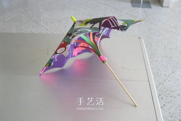 Illustration of how to make a simple paper umbrella. It can be opened and folded! 