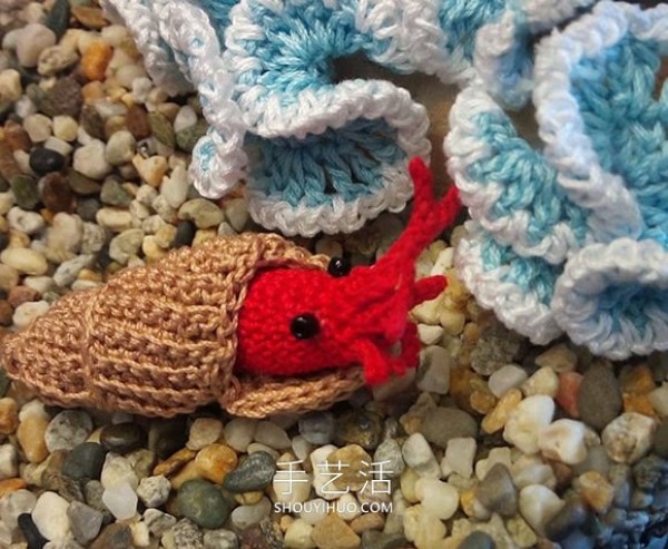 She crocheted the oceanCreatures, create a realistic aquarium