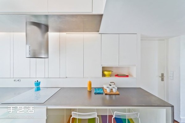 Fresh and energetic, the white color highlights the many bright spots of the apartment design