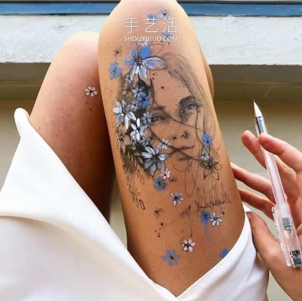 The artist uses his own thighs as a canvas to draw exquisite ink paintings! 