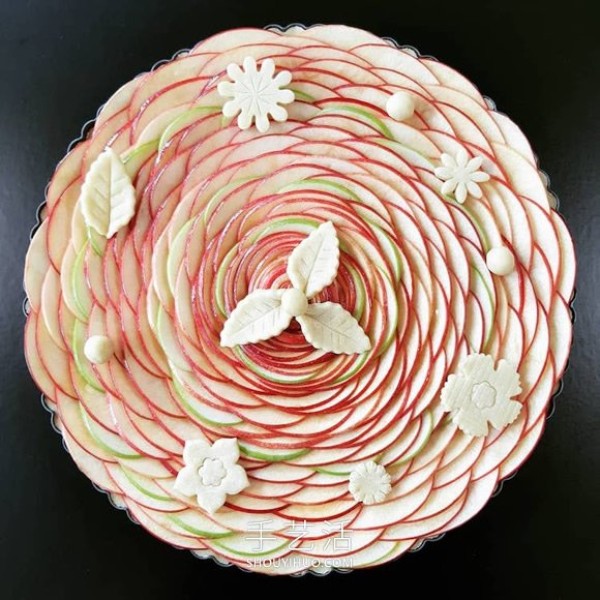 The cake crust design with complex patterns is beautiful before and after baking! 