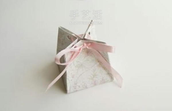 The folding and unfolding drawing of a beautiful homemade wedding candy box