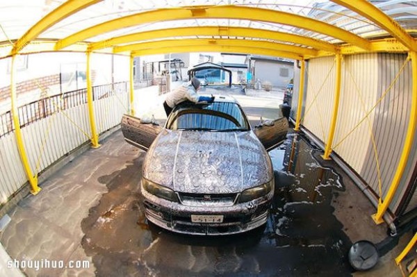 Super eye-catching strange pen painting of a car. How cool is it! 