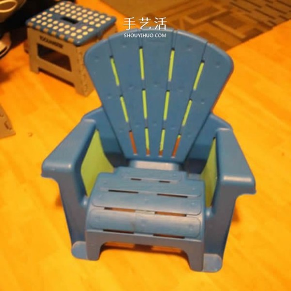 Rule Westeros! Use a plastic chair to make an Iron Throne for your baby