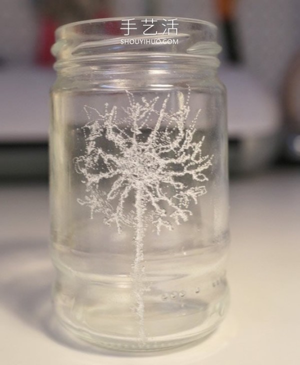 Tutorial on how to make DIY dandelion candle holders using glass bottle waste