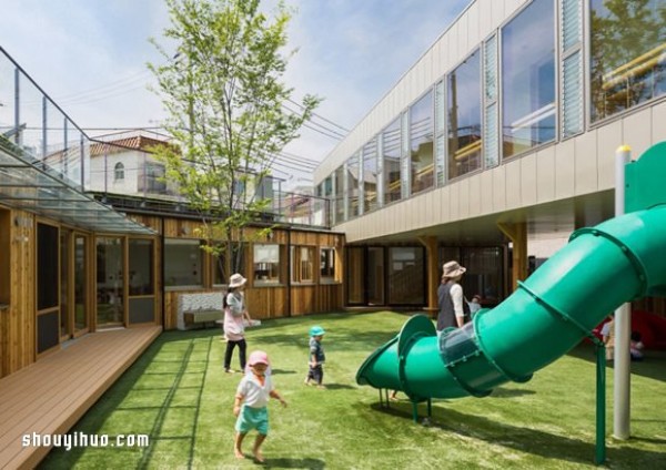 Kindergarten with a turf square, let the children run and jump to their hearts content! 