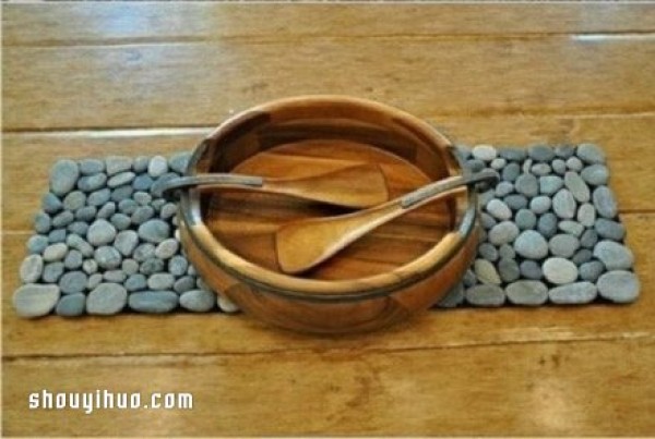 Pebbles made into carpets/table mats add a touch of pastoral style to the home