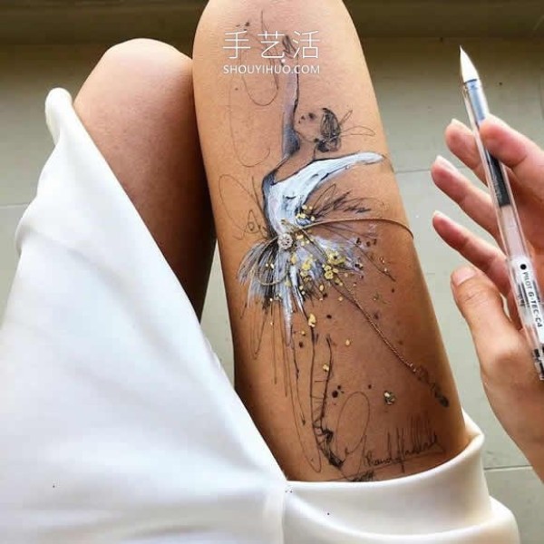 The artist uses his own thighs as a canvas to draw exquisite ink paintings! 