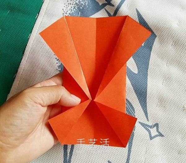 The folding method of butterfly is simple and beautiful by hand