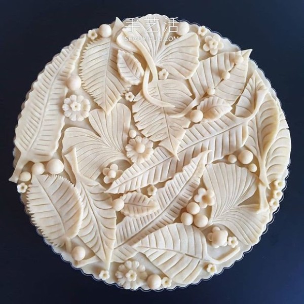 The cake crust design with complex patterns is beautiful before and after baking! 