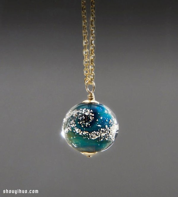 Turning ashes into a blue necklace pendant as transparent as the earth