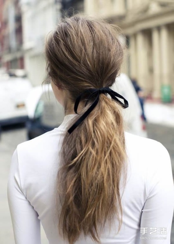 Three simple hair accessories to create a charming hairstyle for girls.