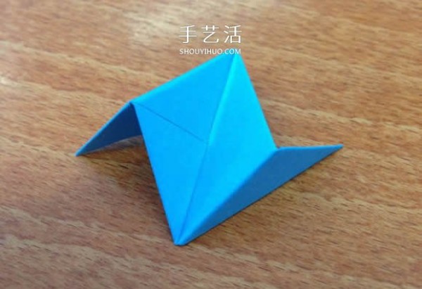 Illustrations of folding origami icosahedron, beautiful desktop decoration! 