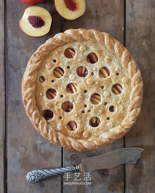 The cake crust design with complex patterns is beautiful before and after baking! 