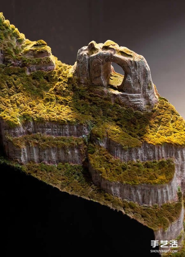 Super realistic book sculptures: It turns out that geography textbooks can also look like this! 