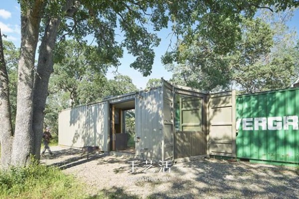 American container container transformed into a dedicated base for hunting enthusiasts