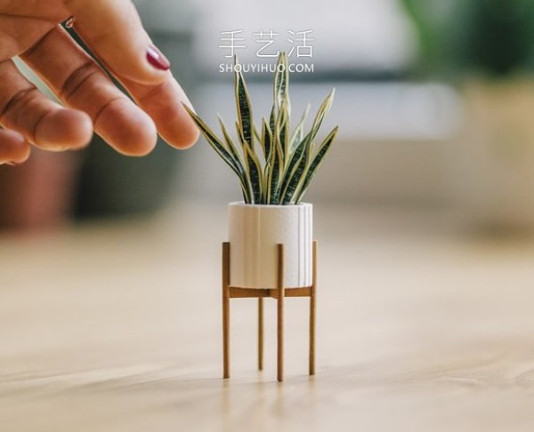 Amazing handmade paper potted plants that can be held between two fingers