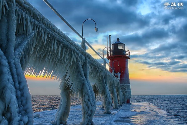 Photo album of lonely and magnificent lighthouses around the world