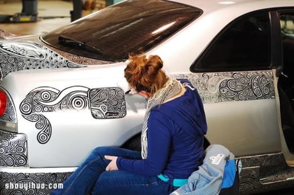 Super eye-catching strange pen painting of a car. How cool is it! 