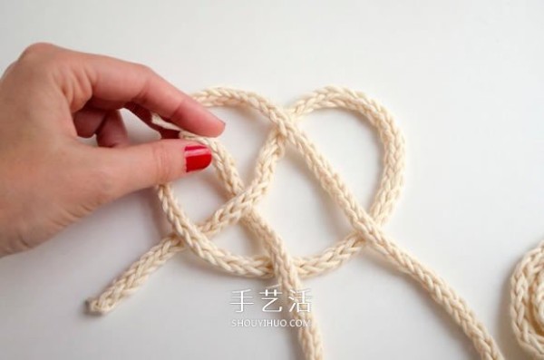 Illustration of a woven coaster made of wool and rope is like a beautiful cloud! 