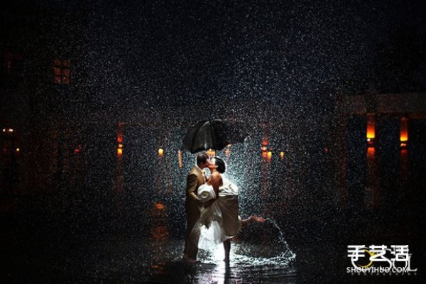 Seeing happiness through water droplets, wedding photos in the rain, and passionate love