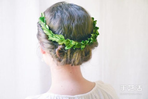 Four kinds of dreamy garlands for the bride and unconventional bridal headwear