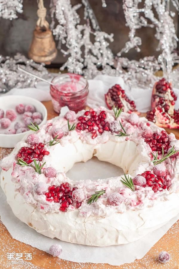 Beautiful and festive Christmas wreath DIY, the perfect snack for holiday banquets