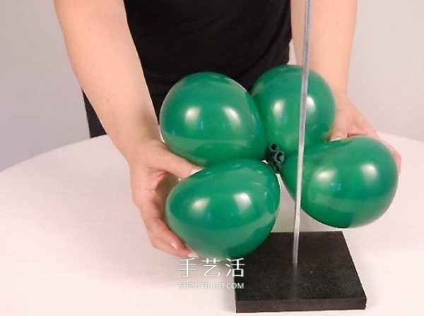 Handmade balloon-shaped tree for Arbor Day" border="0" width ="550" height="506" src="https://img.111diy.com/timthumb.php?src=/d/file/20220110/xabzwitez1a.jpg" /></p>
<p>Insert the metal rod into the hole in the base and make sure it is stable. </p>
<p align="center"><img alt="Hand-made balloon-shaped tree. Use balloons to make a big tree for Arbor Day."  alt=