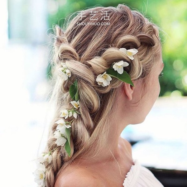 Swedish hairstylist DIYs beautiful braided hairstyles suitable for summer