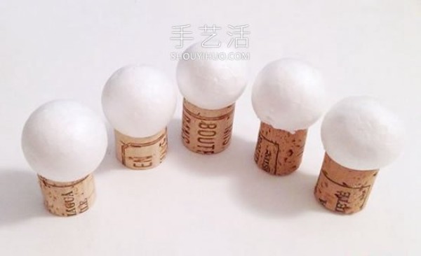 Tutorial on how to use red wine bottle corks to make pocket dolls