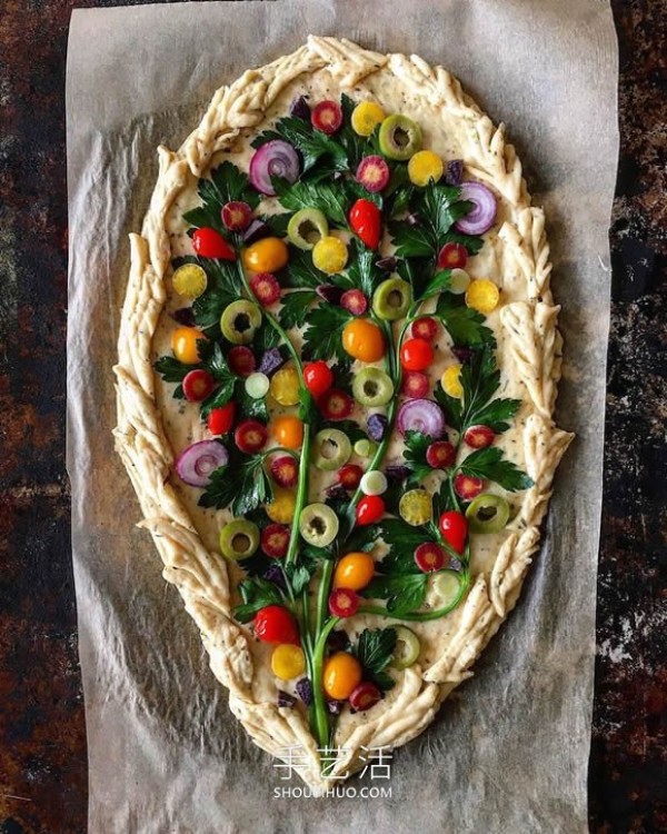 She carved exquisite designs into the bread she made by herself