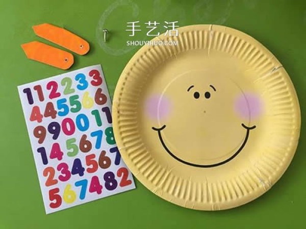 The method for young children to make their own toy paper plate wall clock is fun and can also tell the time