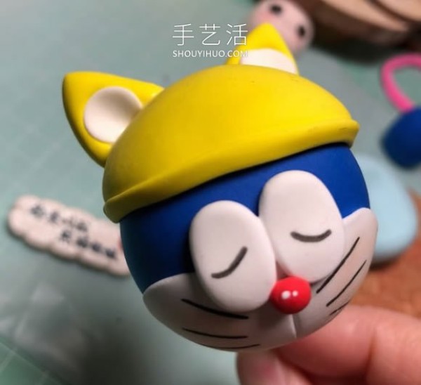 Illustration of how to make a sleeping Doraemon by hand using ultra-light clay