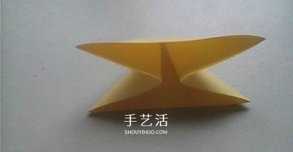 Illustrated process of origami using three-dimensional lilies for weddings