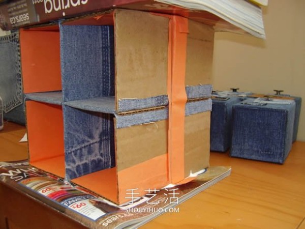 Old jeans are transformed into a multifunctional storage cabinet with drawers and side pockets! 