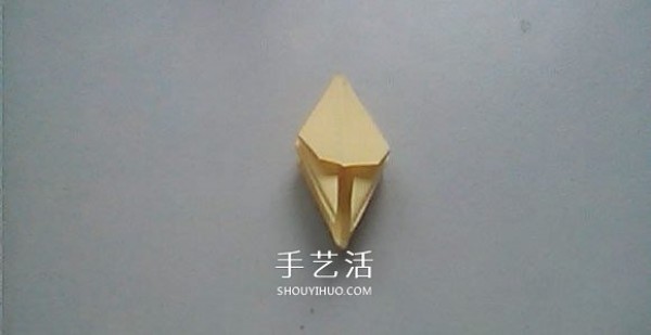 Illustrated process of origami using three-dimensional lilies for weddings