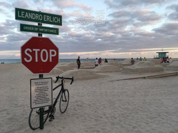 Traffic jam on the beach! Sand sculpture art calls for vigilance against climate change