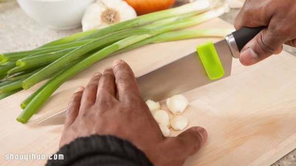 Glide kitchen gadget design for cleaning knife surface