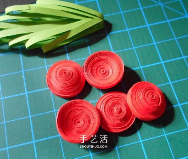 Illustration of how to make beautiful roses from quilled paper