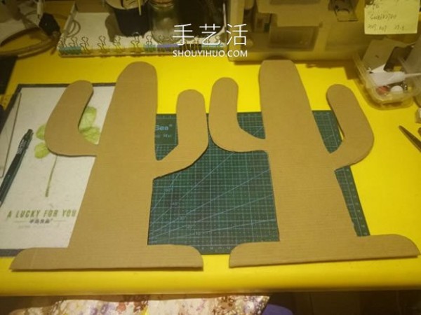 Illustrated tutorial on how to make your own cardboard cactus lights