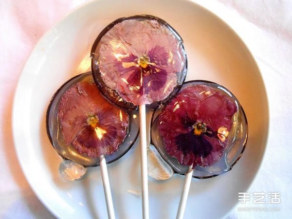 Hide petals into lollipops to create a delightful flower dessert DIY