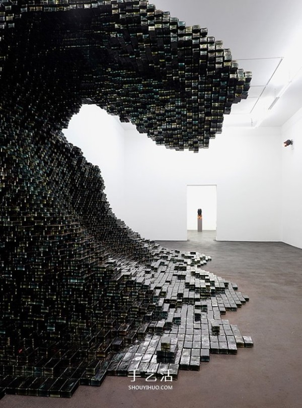 The undercurrent of ten thousand bricks is surging! Installation art stacked with glass