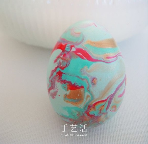 Illustrated tutorial on how to make simple homemade nail polish Easter eggs