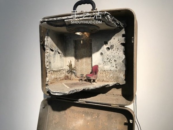 The artist reconstructs the emotional memory of "home" among the refugees in the suitcase